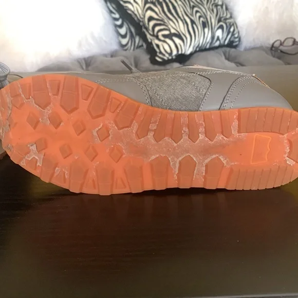 Women Levi’s tennis shoe size 8.5 fits like a 8 - Picture 9 of 10